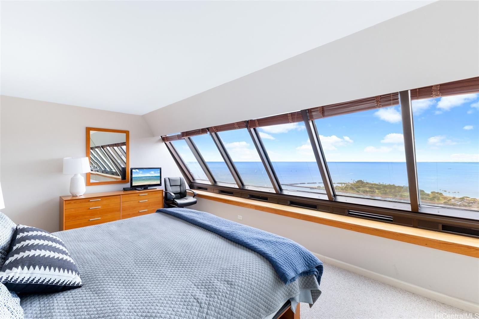 Discovery Bay Unit PH14 in WAIKIKI