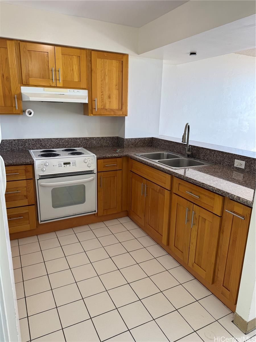 Makaha Valley Towers Unit 427 in MAKAHA