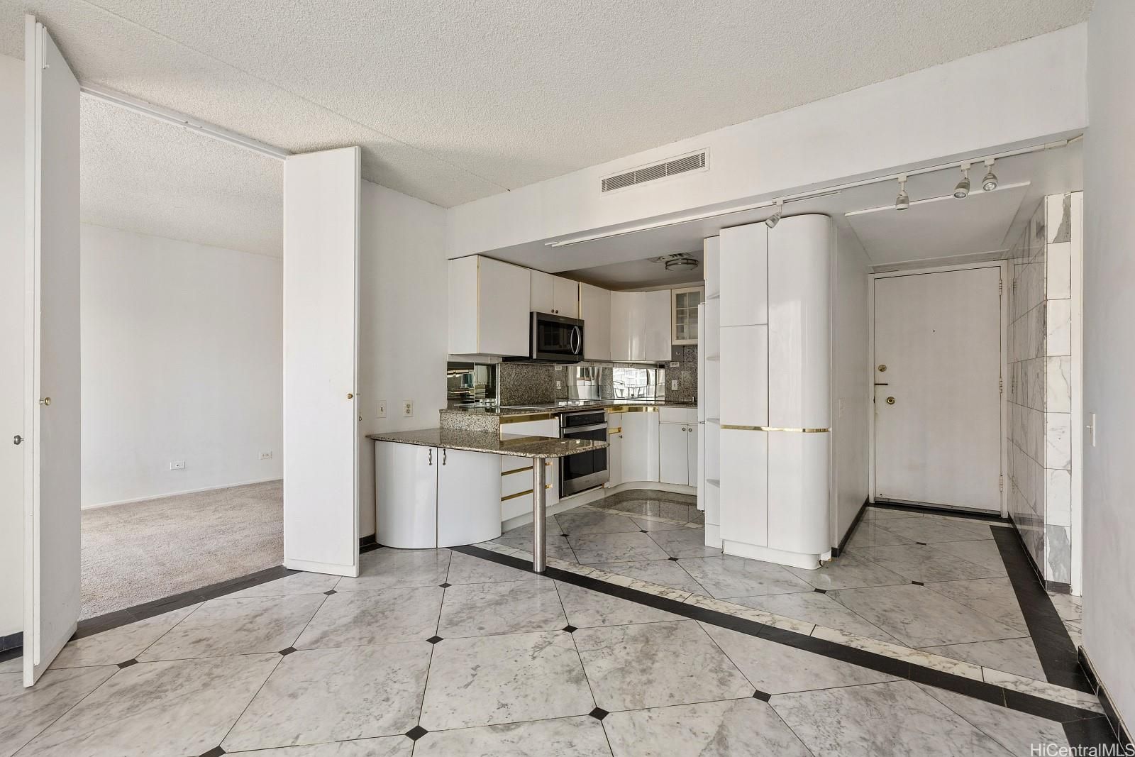 Harbor Square Unit 23E in DOWNTOWN