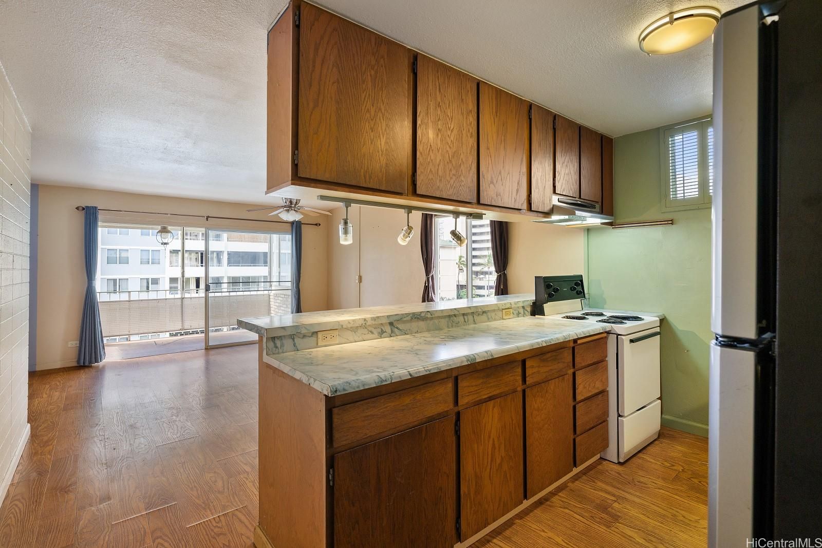 411 Kaiolu Inc Unit 605 in WAIKIKI