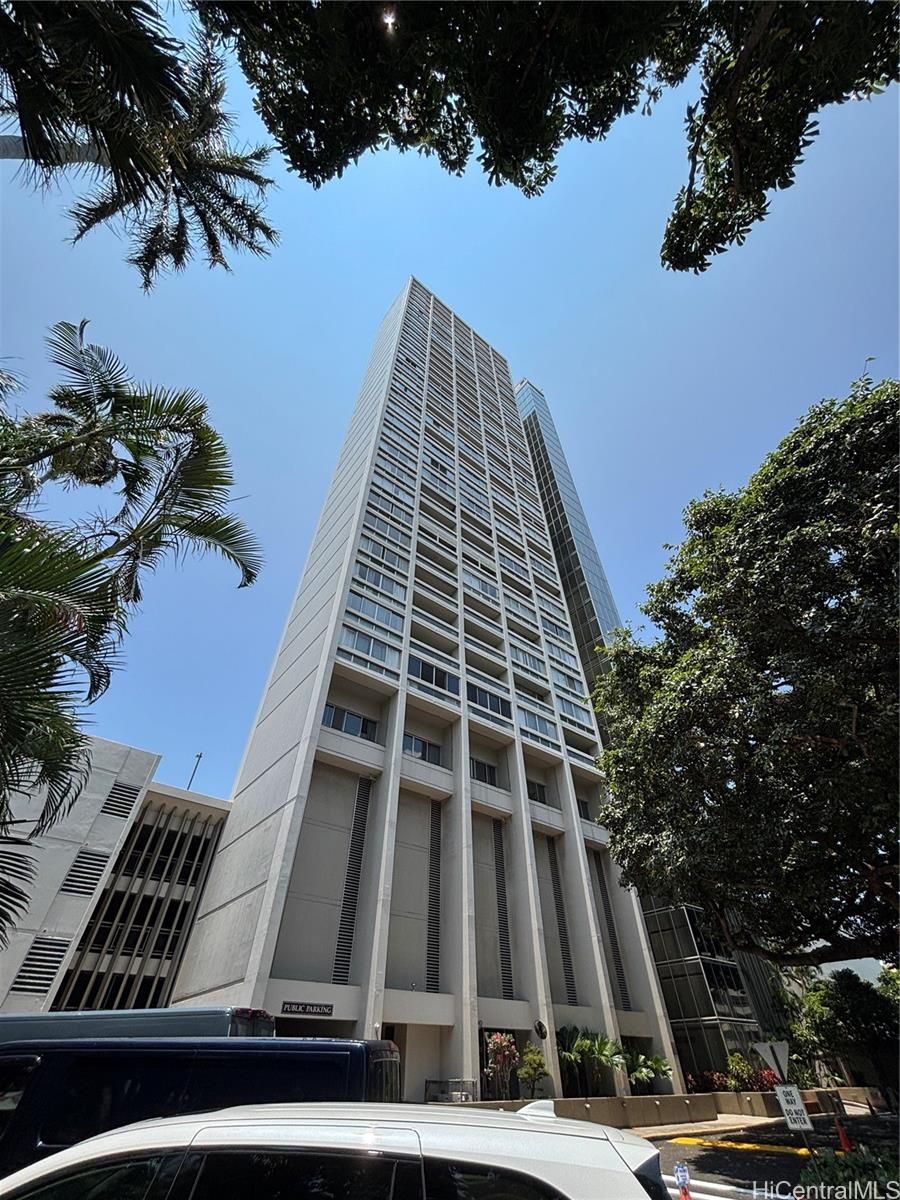 Banyan Tree Plaza Unit 1005 in PUNAHOU