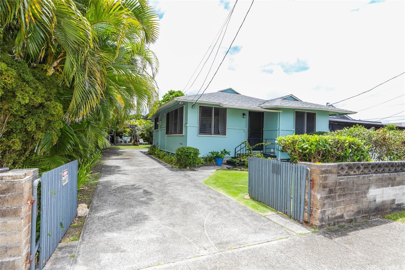 491 Kihapai St , Kailua, HI, 96734 in COCONUT GROVE