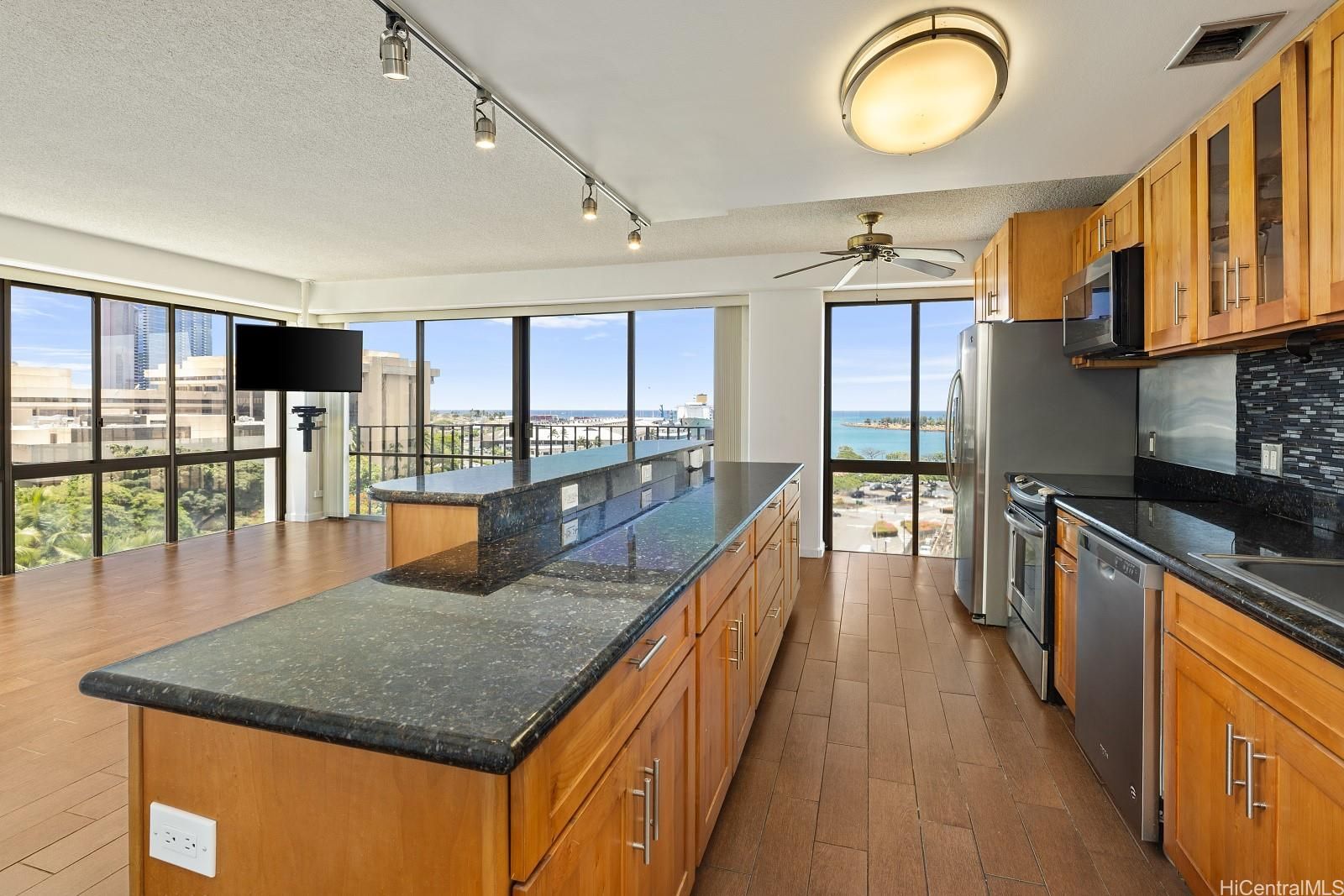 Harbor Square Unit 809 in DOWNTOWN