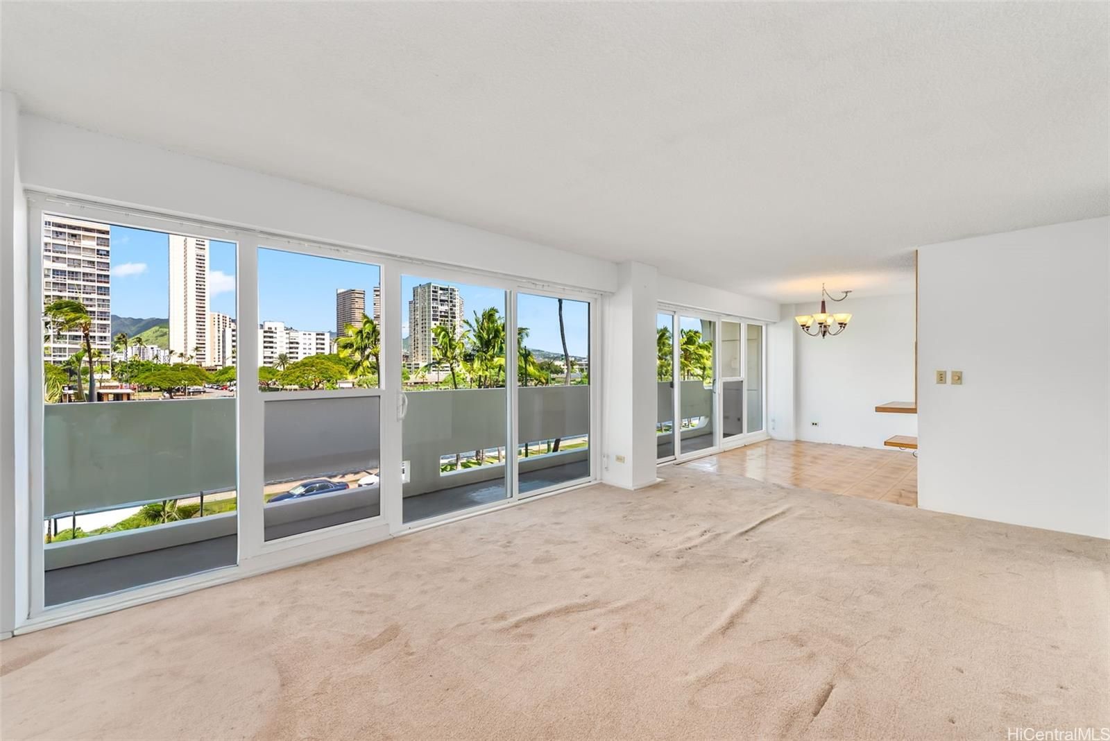 Twin Towers Unit A32 in WAIKIKI