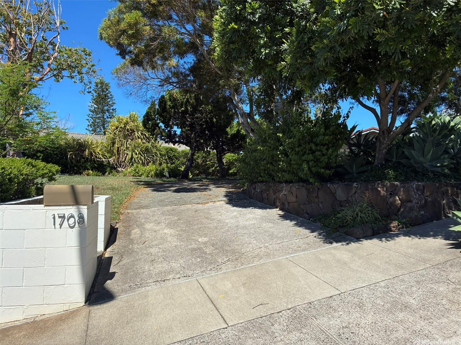 1708 Kumakani Loop , Honolulu, HI, 96821 in WAIALAE IKI