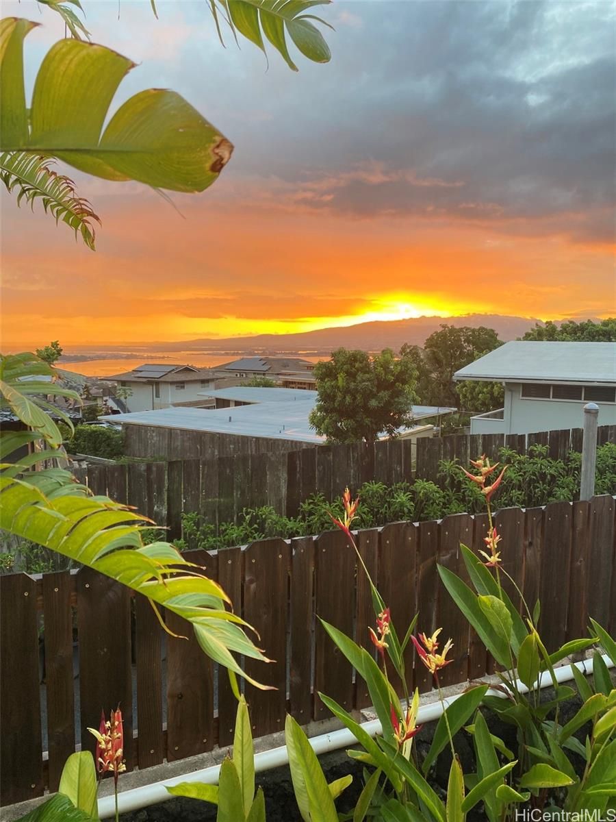 99-1006 Puumakani St , Aiea, HI, 96701 in HALAWA