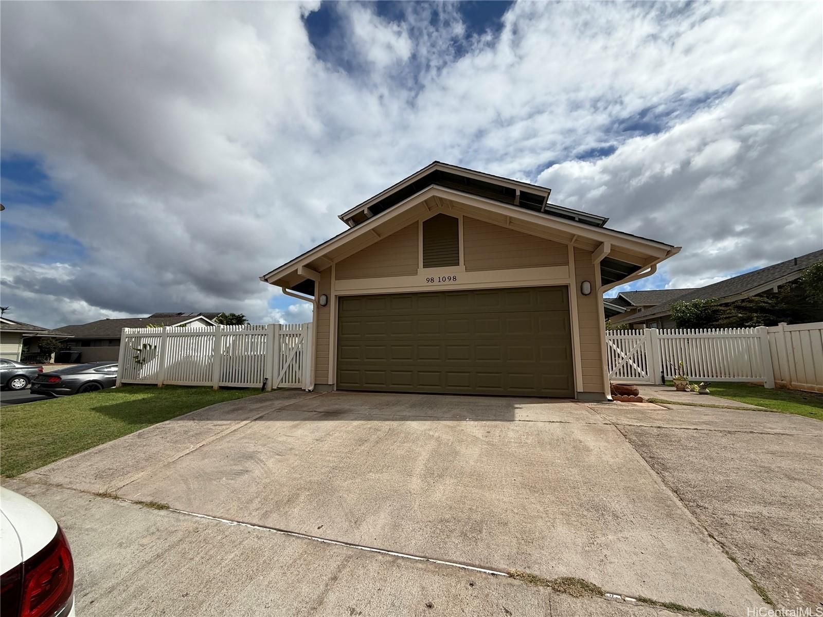 94-1098 Awalua St , Waipahu, HI, 96797 in ROYAL KUNIA