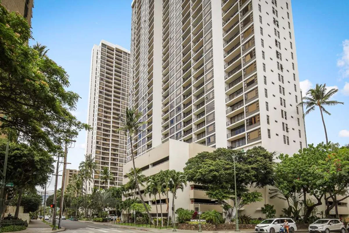 Waikiki Banyan
